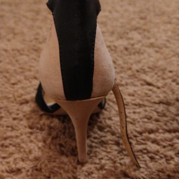 Shoes - Picture 3 of 7